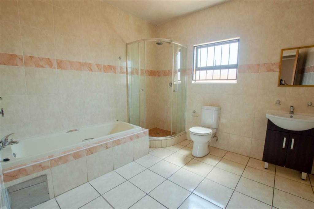 2 Bed Townhouse in Lenasia South photo number 6