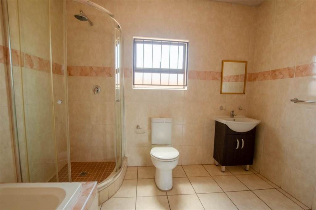 2 Bed Townhouse in Lenasia South photo number 7