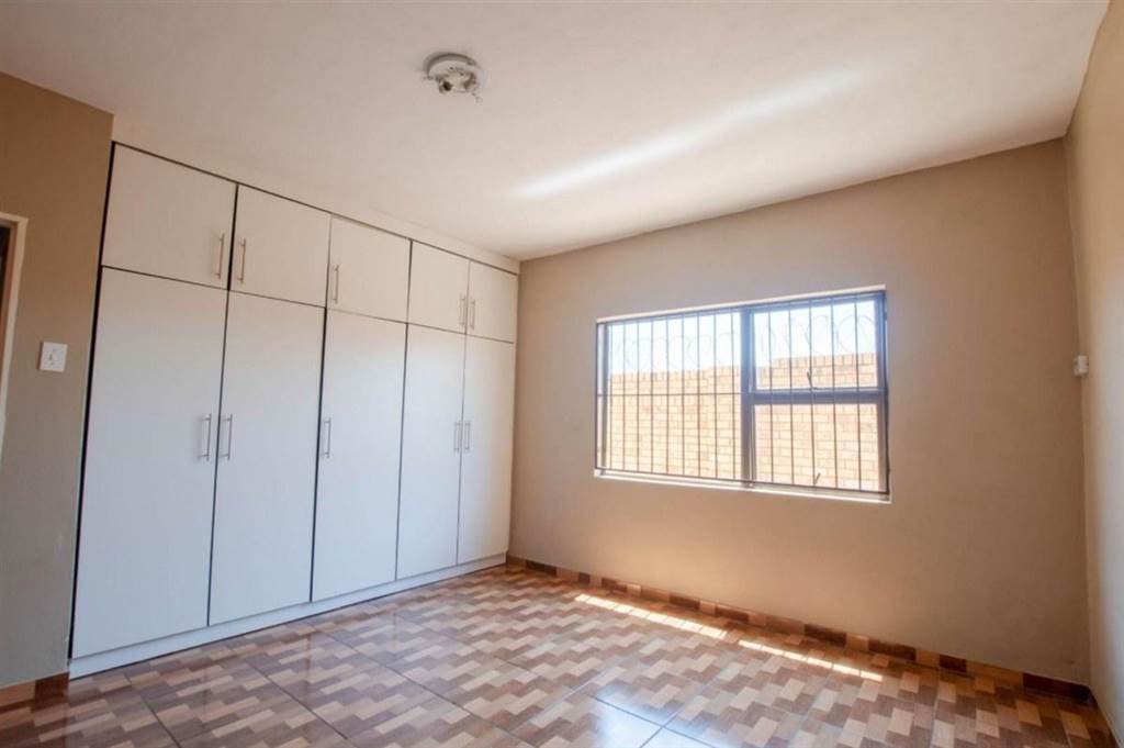 2 Bed Townhouse in Lenasia South photo number 13