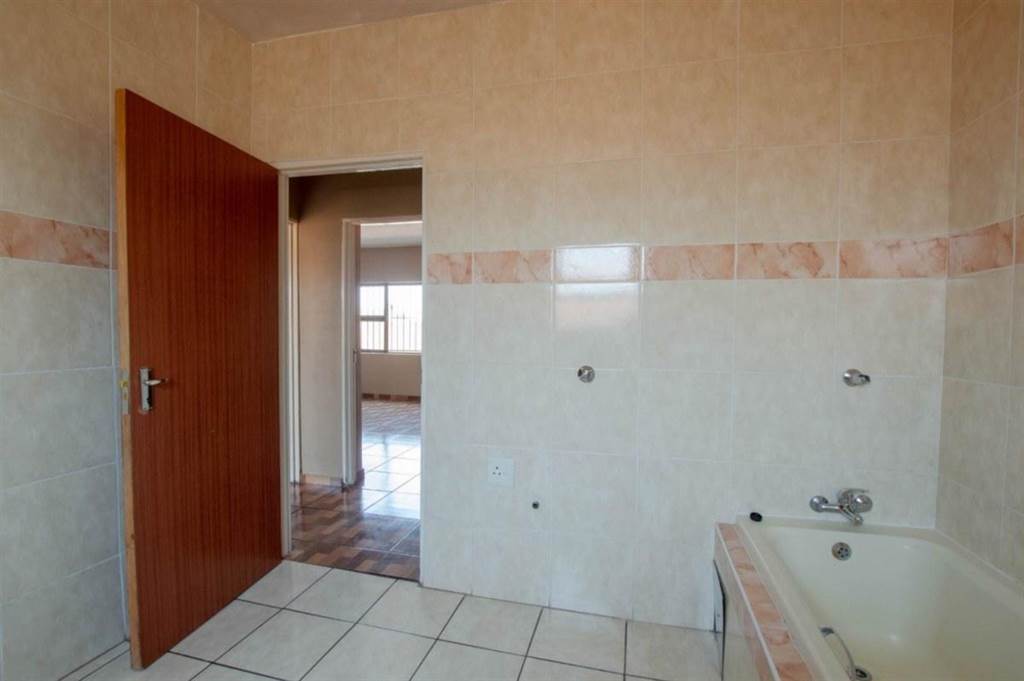 2 Bed Townhouse in Lenasia South photo number 8