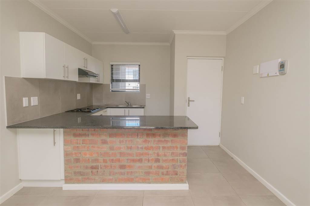 2 Bed Apartment in Brackenfell Central photo number 3