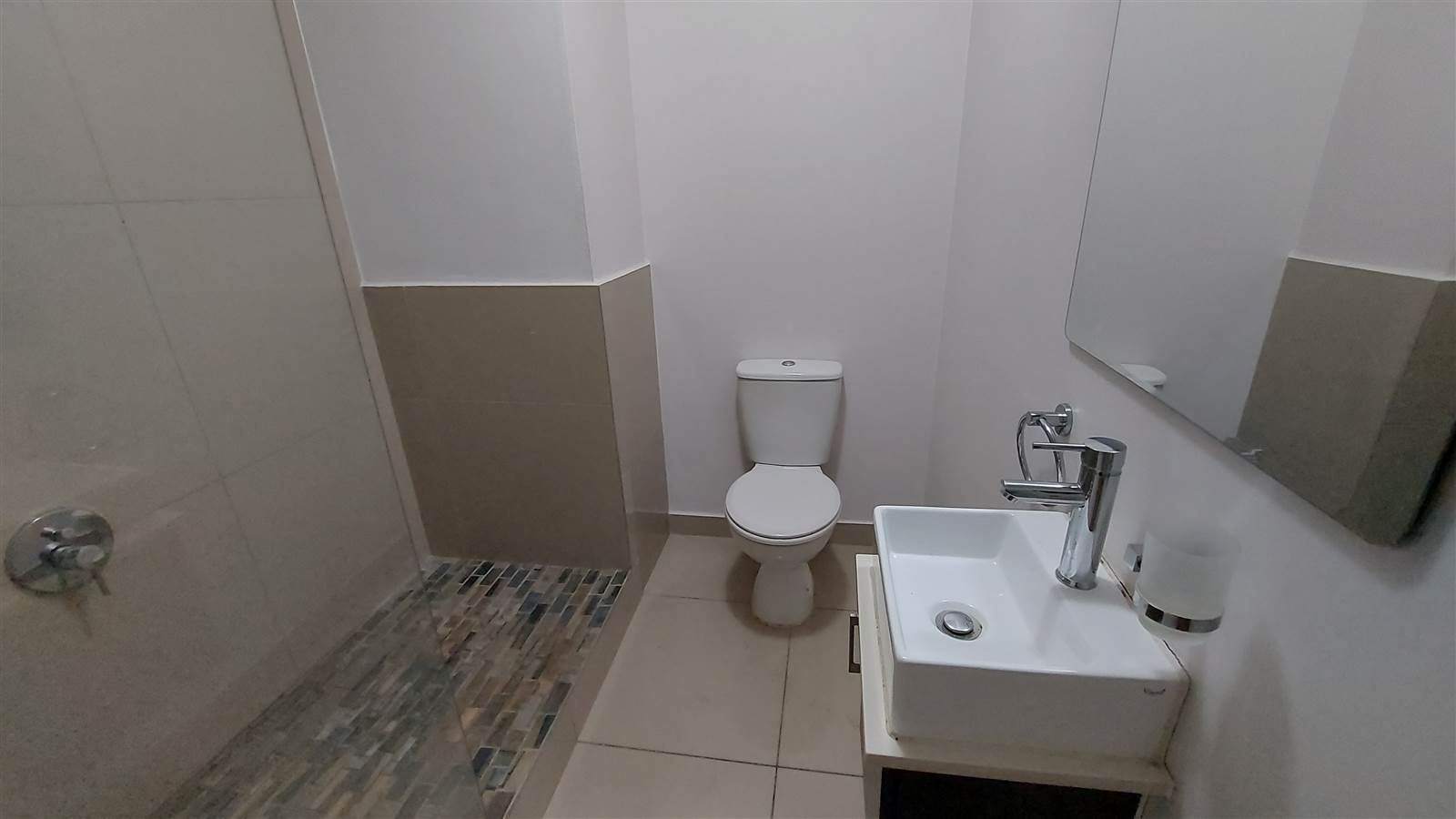 1 Bed Apartment in Edgemead photo number 8
