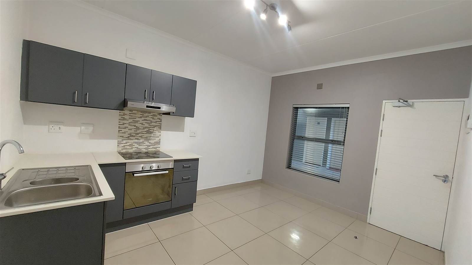 1 Bed Apartment in Edgemead photo number 6