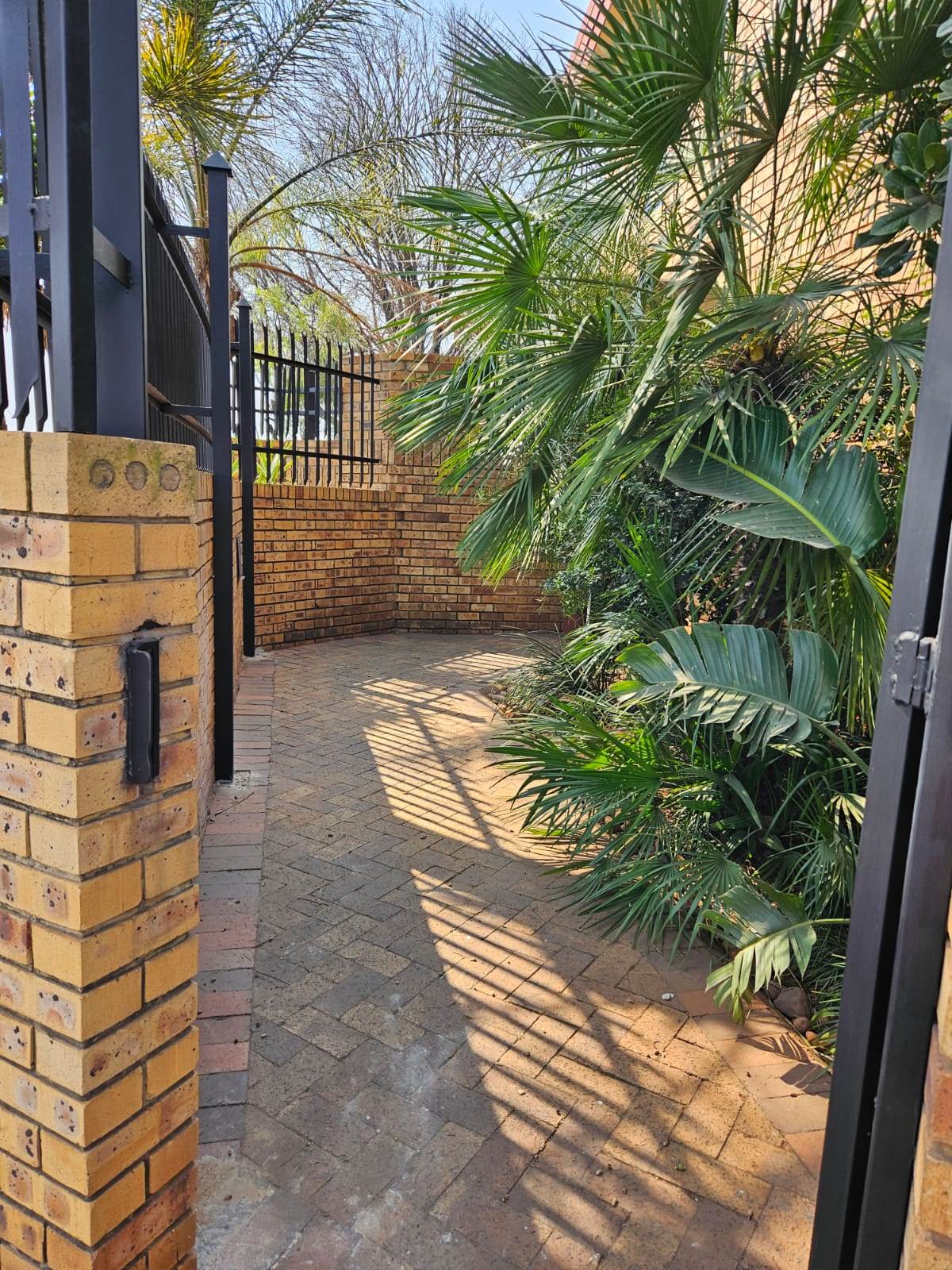 6 Bed House in Laudium photo number 4