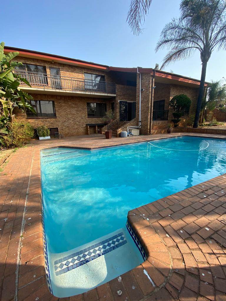 6 Bed House in Laudium photo number 2