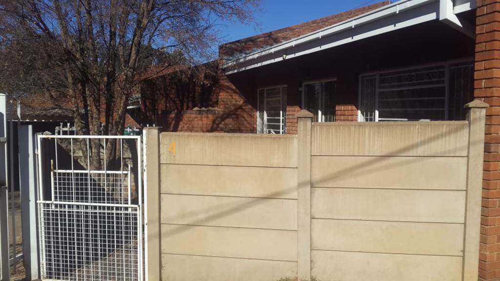 1 Bed Townhouse in Aliwal North photo number 16
