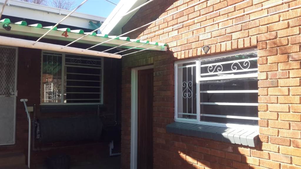 1 Bed Townhouse in Aliwal North photo number 15