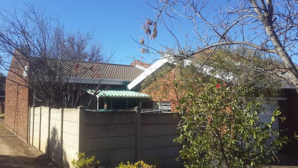 1 Bed Townhouse in Aliwal North photo number 21