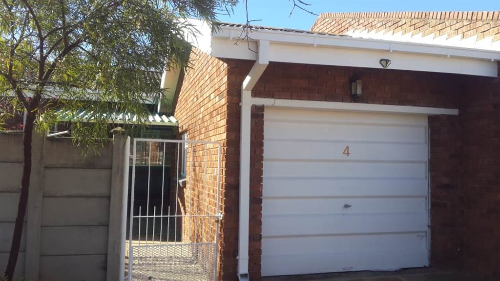 1 Bed Townhouse in Aliwal North photo number 14