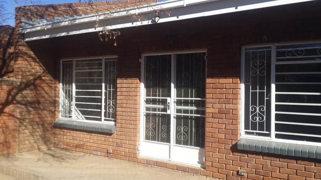 1 Bed Townhouse in Aliwal North photo number 2