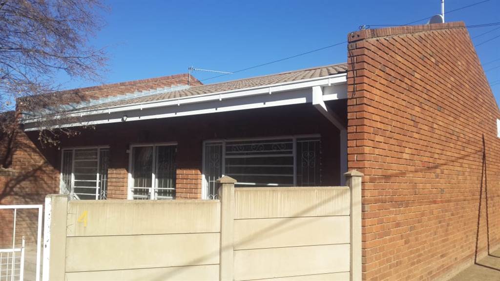 1 Bed Townhouse in Aliwal North photo number 19