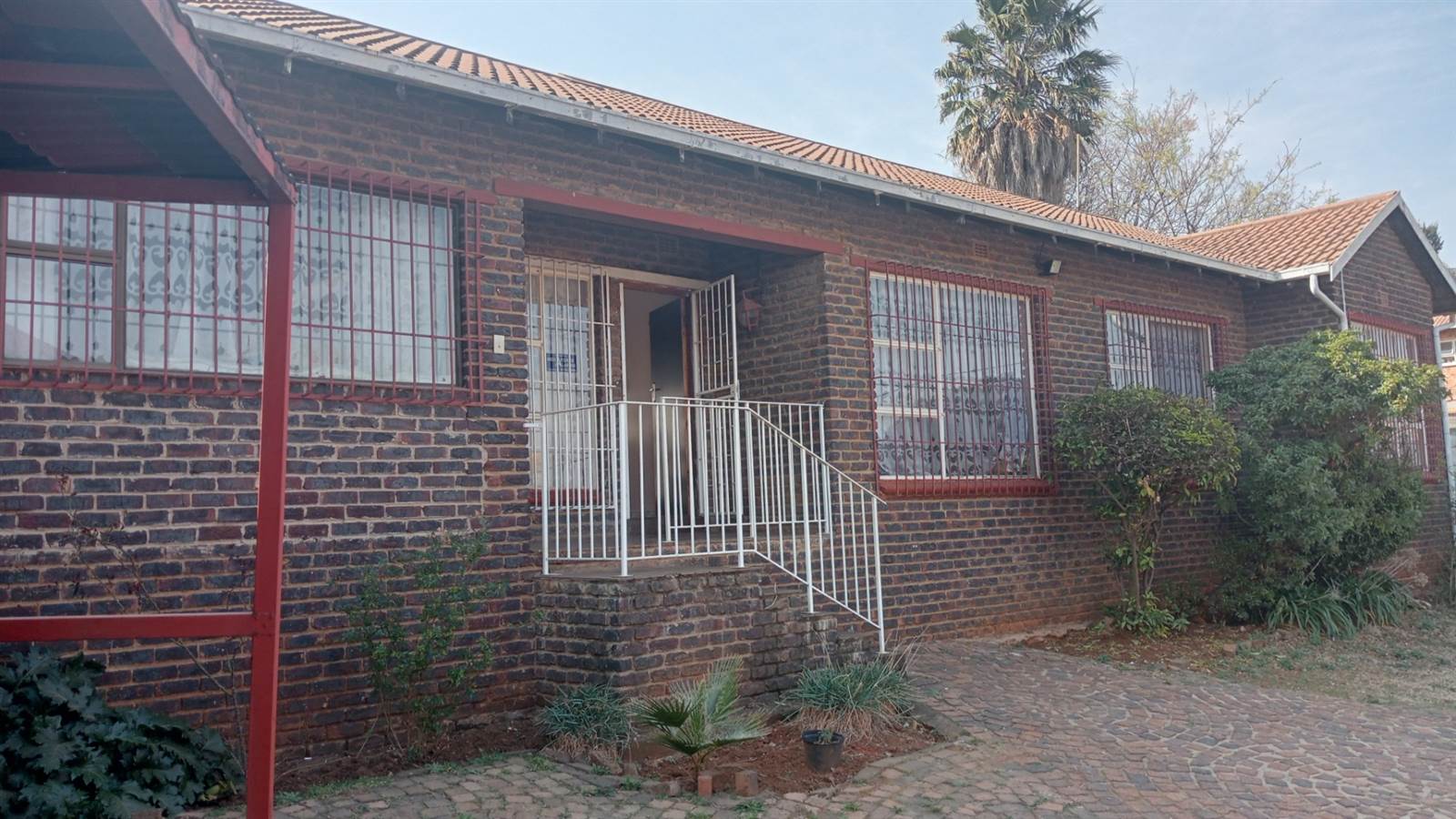 4 Bed House in Naturena photo number 1