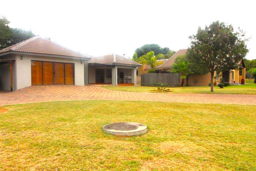 4 Bed House in Koro Creek Golf Estate photo number 5