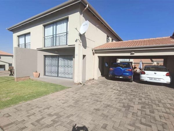 3 Bedroom Townhouse 3 Bedroom Townhouse