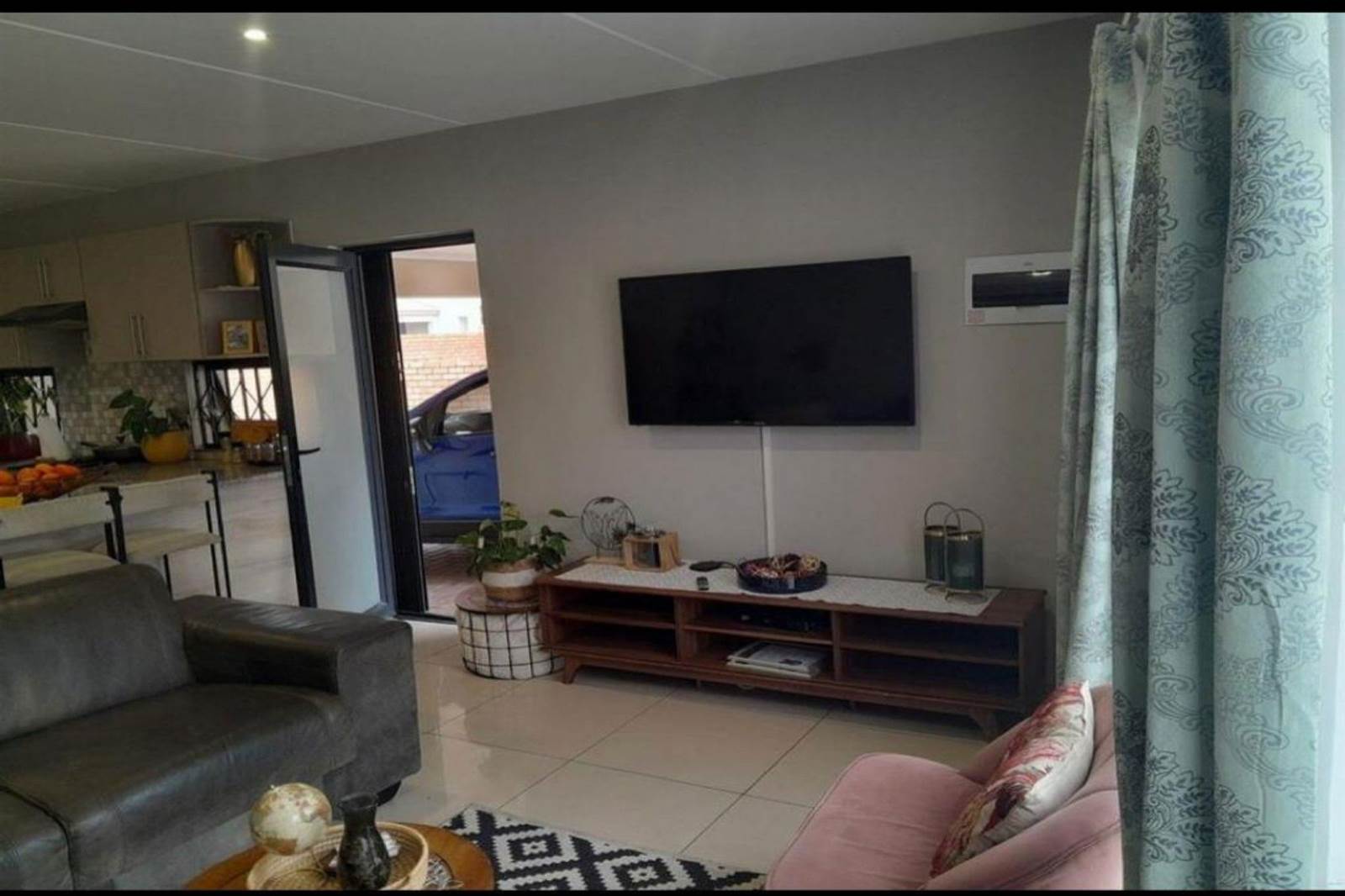 3 Bed Townhouse in Jackaroo Park photo number 2