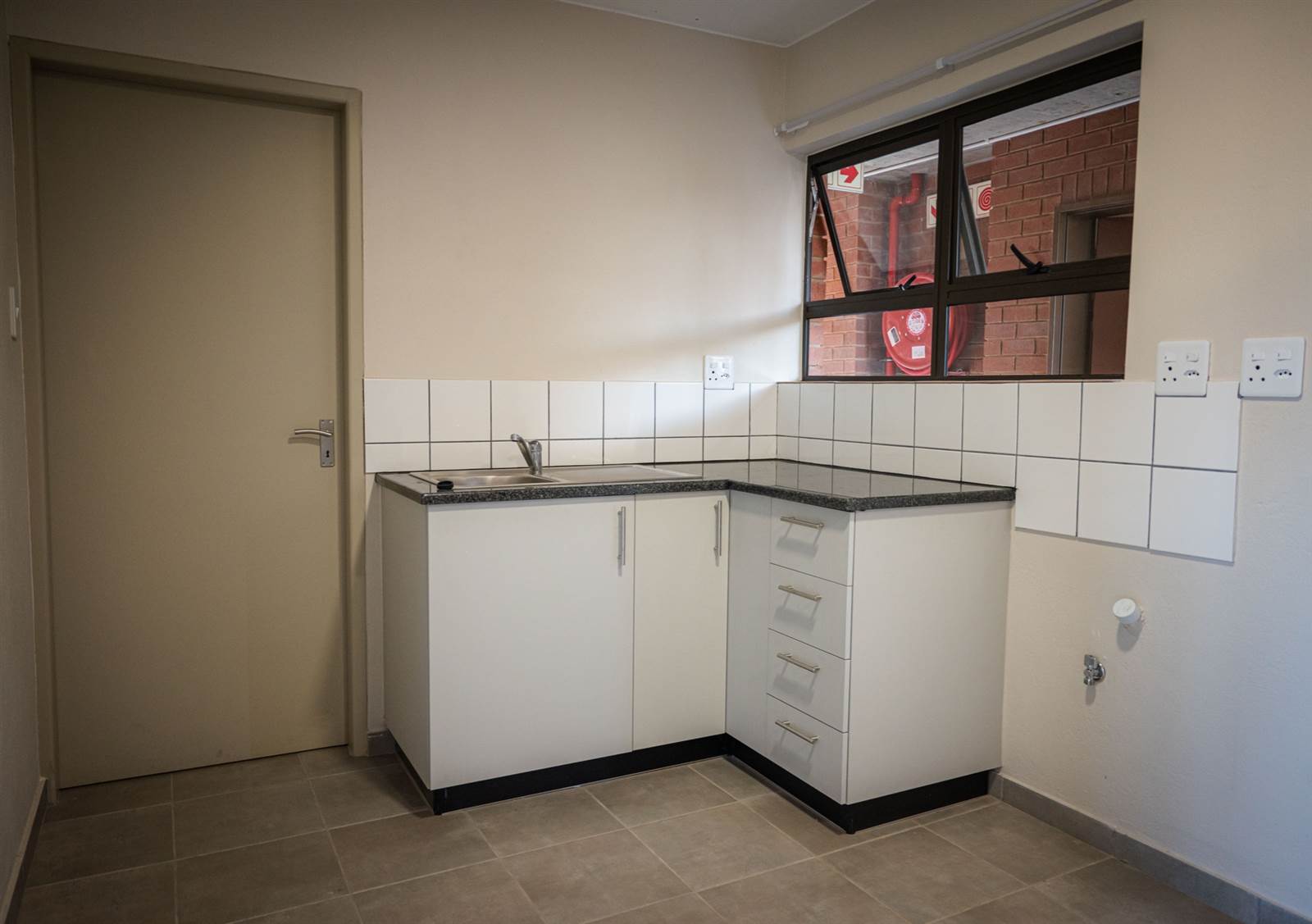 0.5 Bed Flat in Kempton Park Central photo number 1