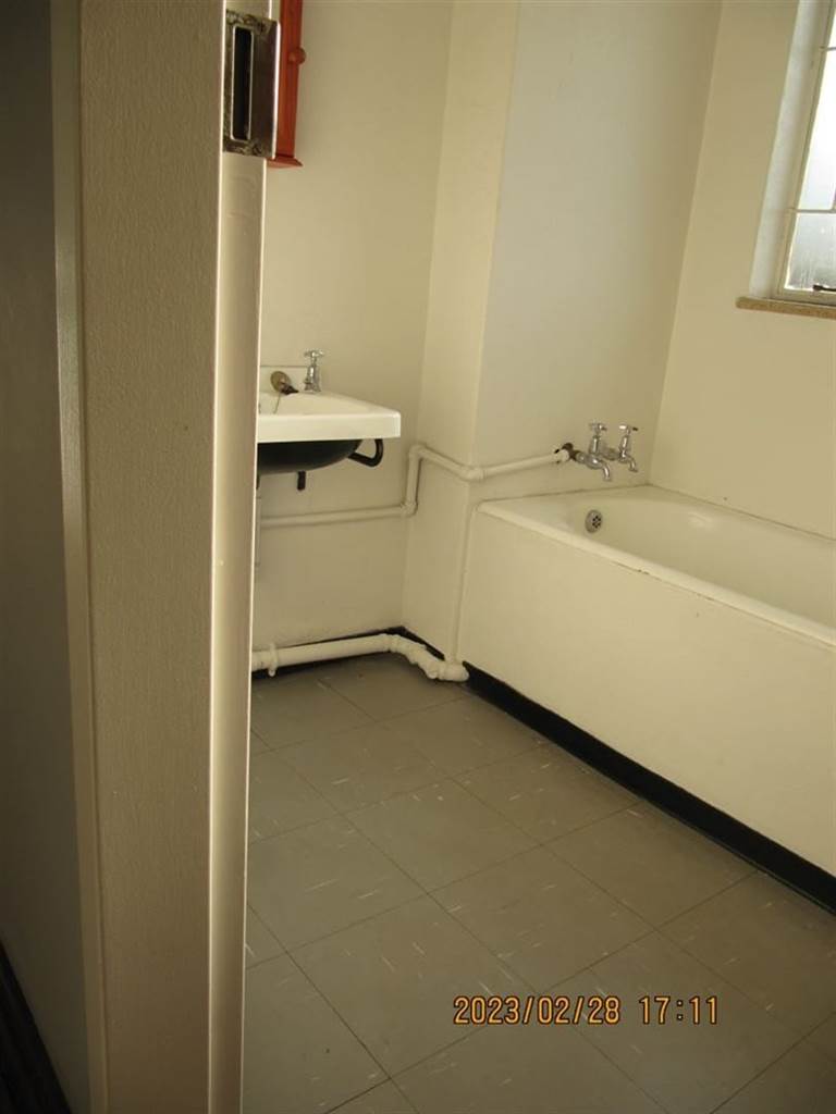 1 Bed Apartment in Robertsham photo number 5