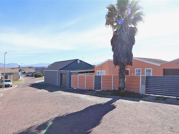 5 Bed House in Strandfontein