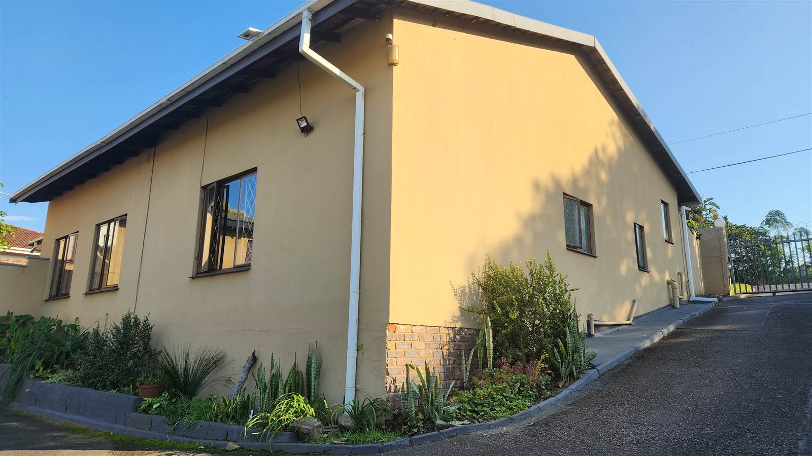 3 Bed Townhouse in Uvongo photo number 30