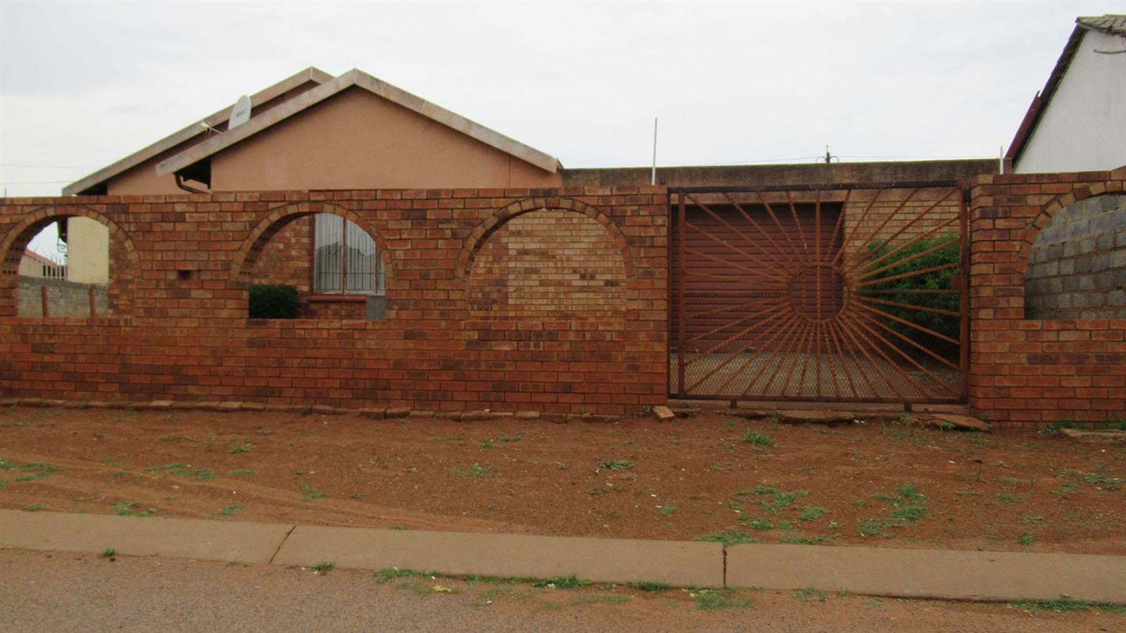 2 Bed House in Lenasia photo number 2