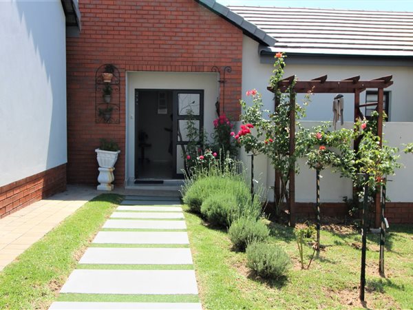 4 Bed Townhouse in Rooihuiskraal North