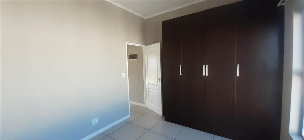 2 Bed Townhouse in Greenstone Hill photo number 9