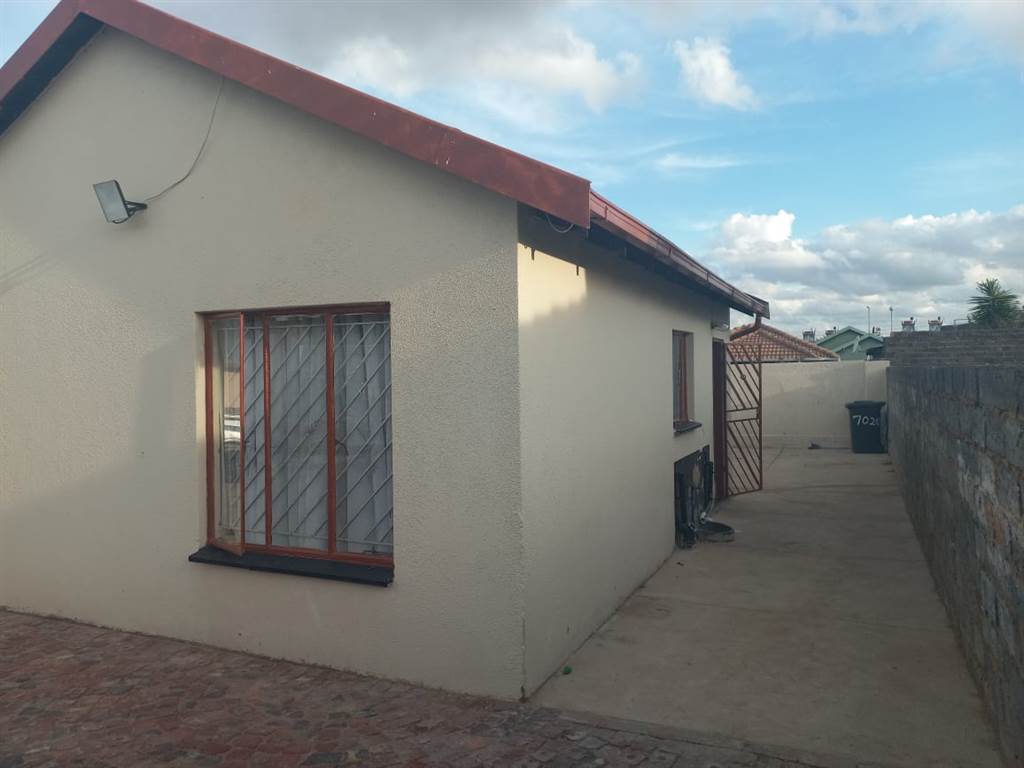 3 Bed House in Olievenhoutbos photo number 4