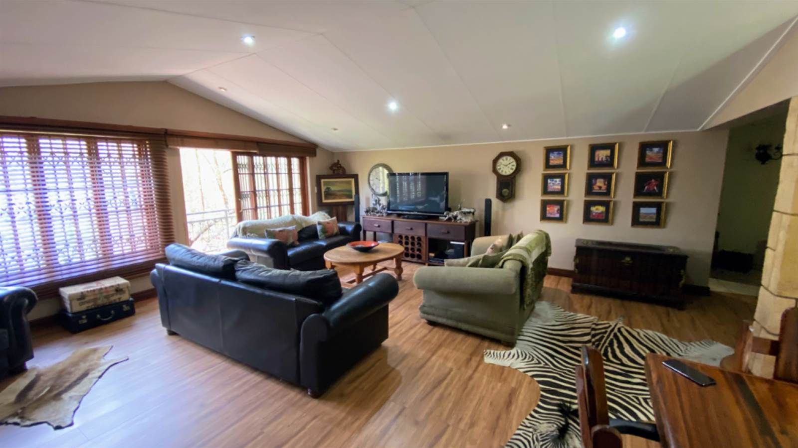 4 Bed House in Buffelspoort photo number 8