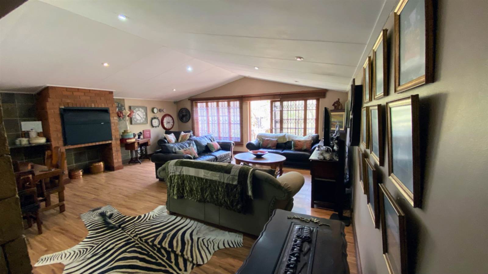 4 Bed House in Buffelspoort photo number 16