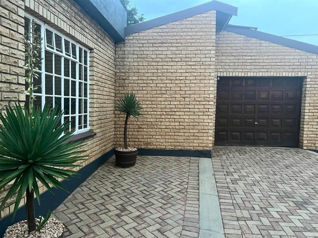 3 Bed Townhouse in Wilkoppies photo number 21