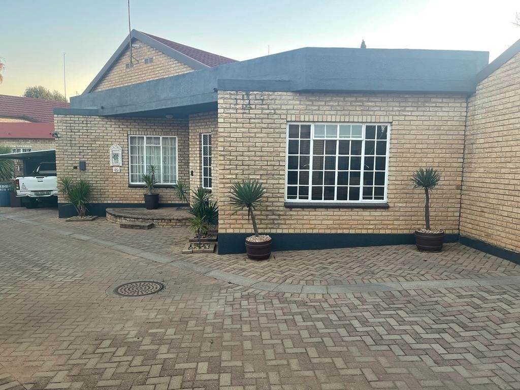 3 Bed Townhouse in Wilkoppies photo number 16