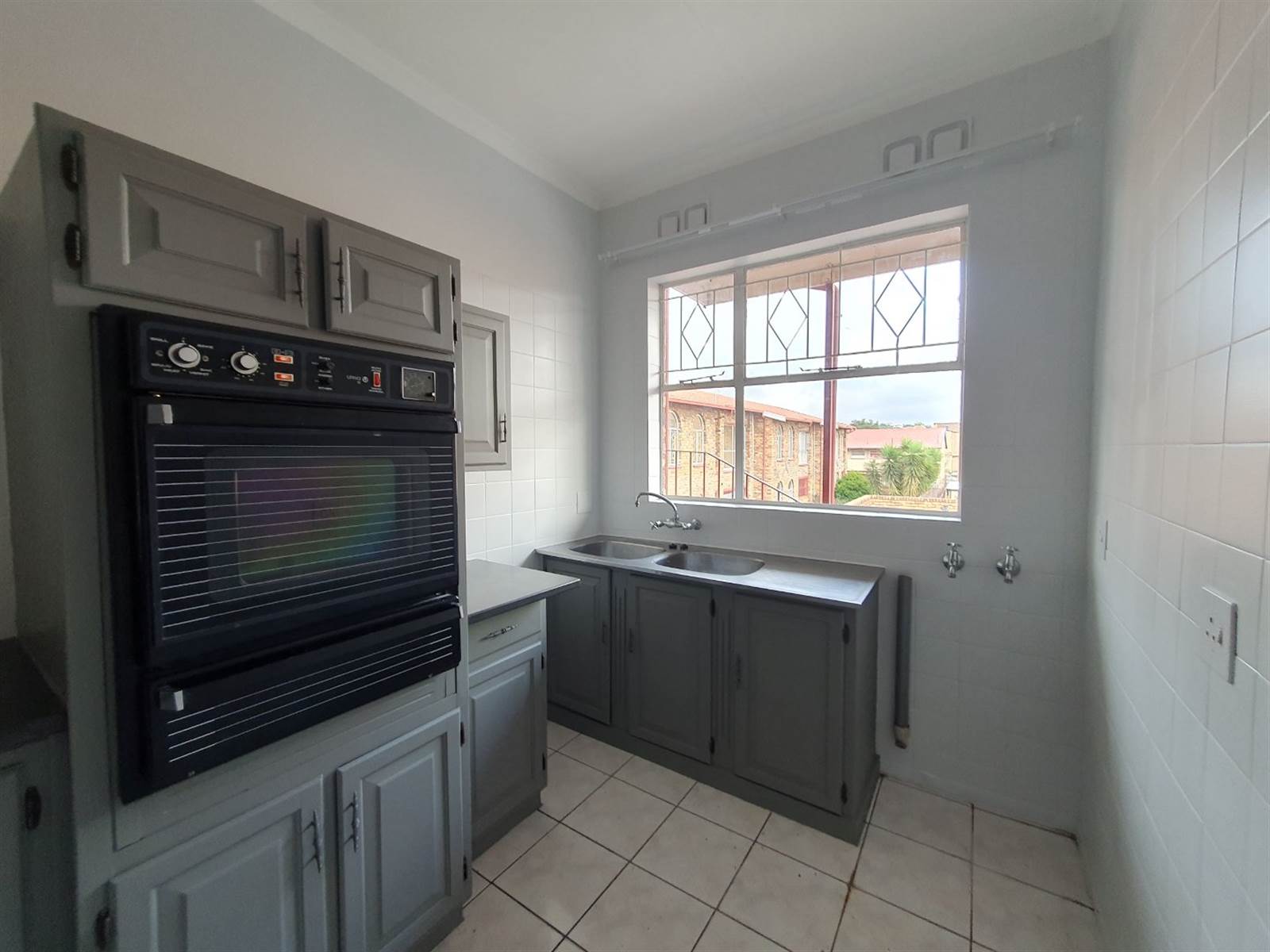 2 Bed Apartment in New Redruth photo number 5
