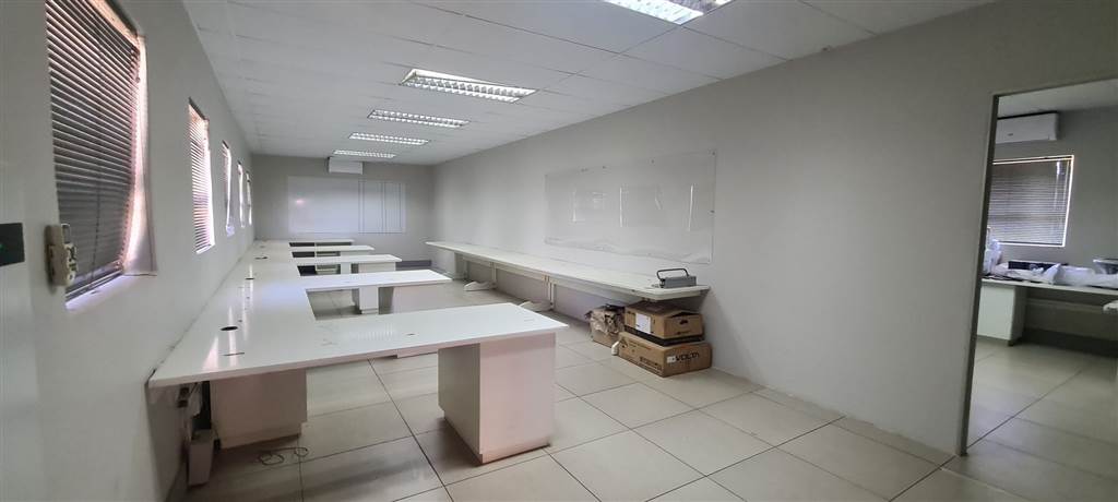 300  m² Office Space in Vyfhoek photo number 11
