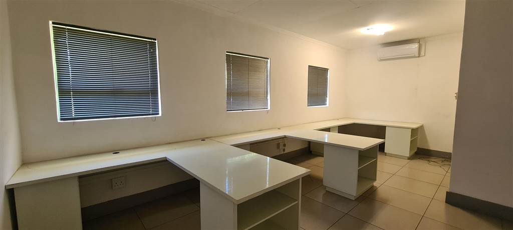 300  m² Office Space in Vyfhoek photo number 7