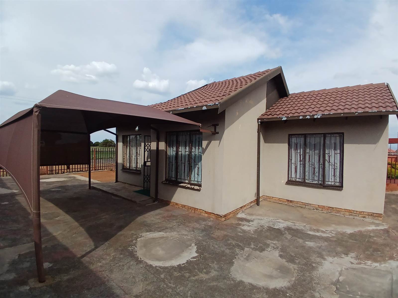 2 Bed House in Tlhabane photo number 3