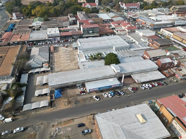 6 327  m² Retail Space