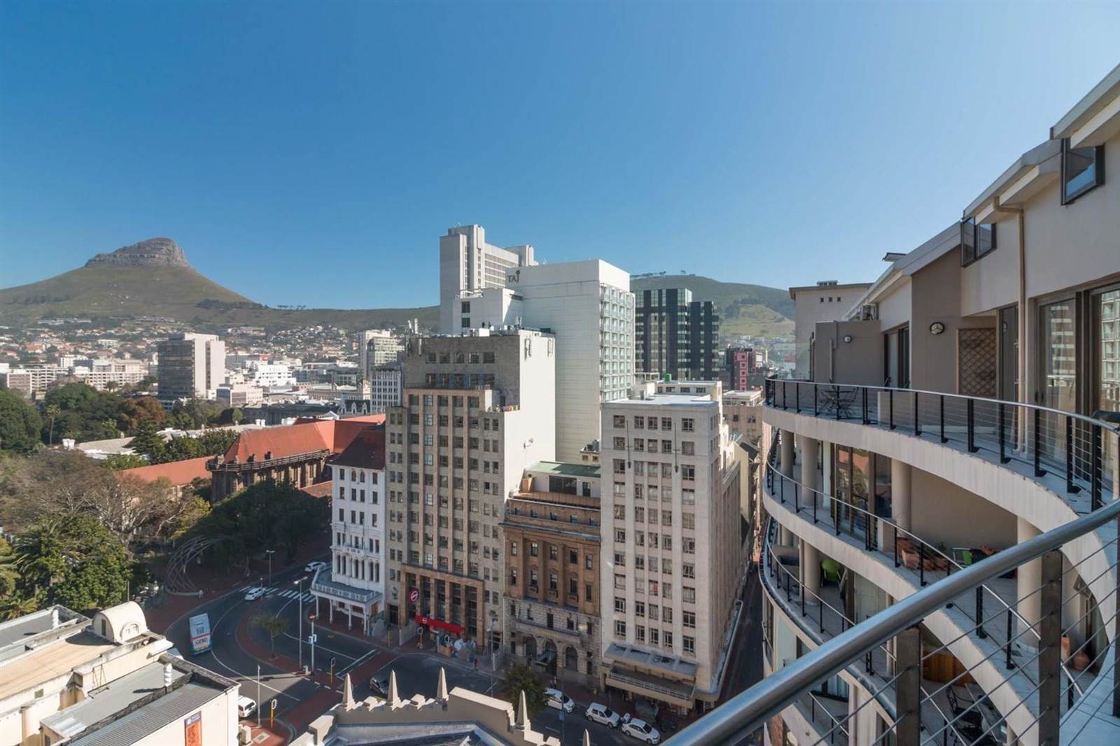 2 Bed Duplex in Cape Town City Centre photo number 11