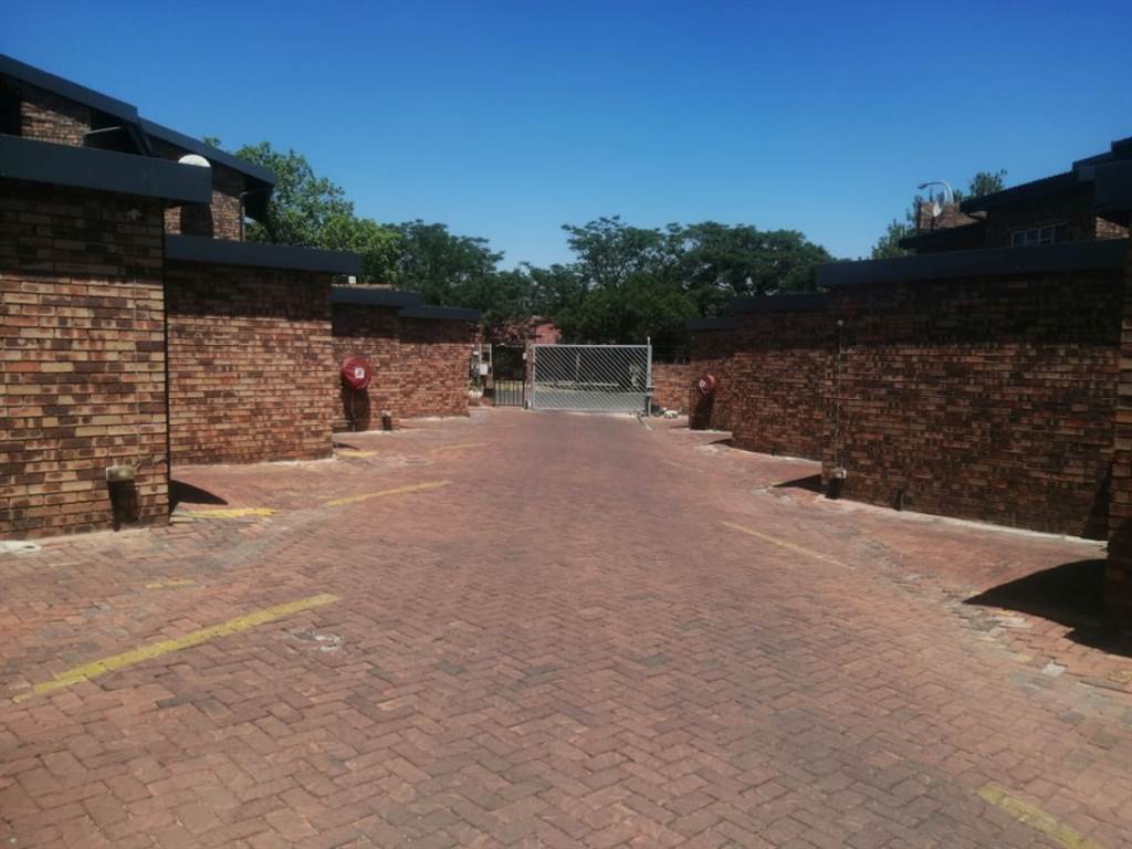 2 Bed Apartment in Benoni Central photo number 3