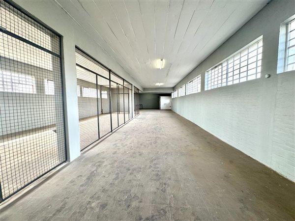 900  m² Commercial space