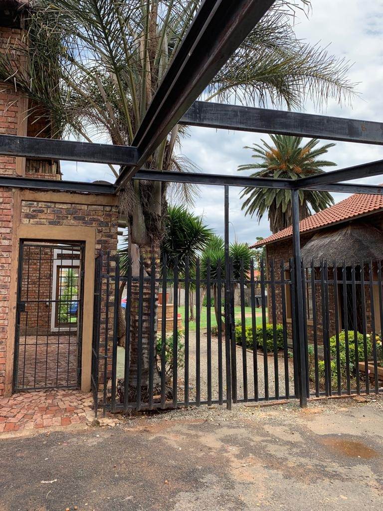 2 Bed Townhouse in Germiston South photo number 1