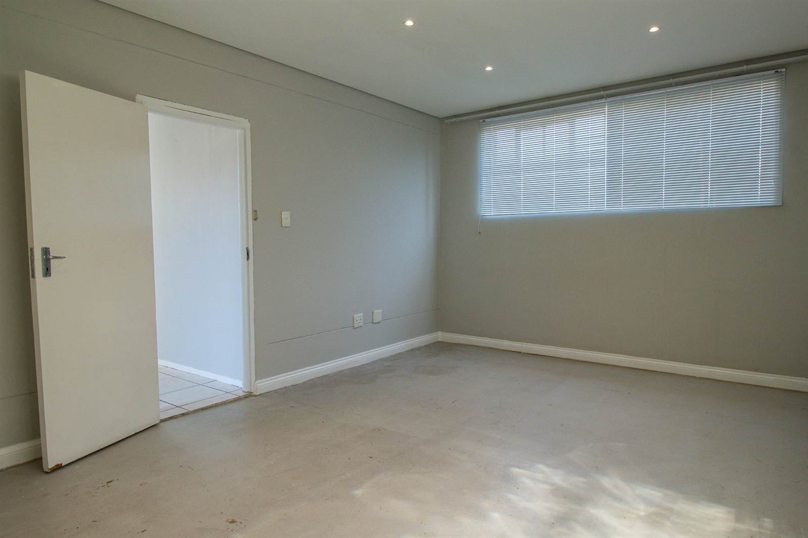 2 Bed Apartment in Greenside photo number 4