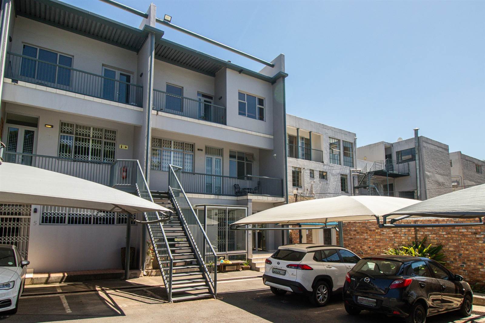 2 Bed Apartment in Greenside photo number 2