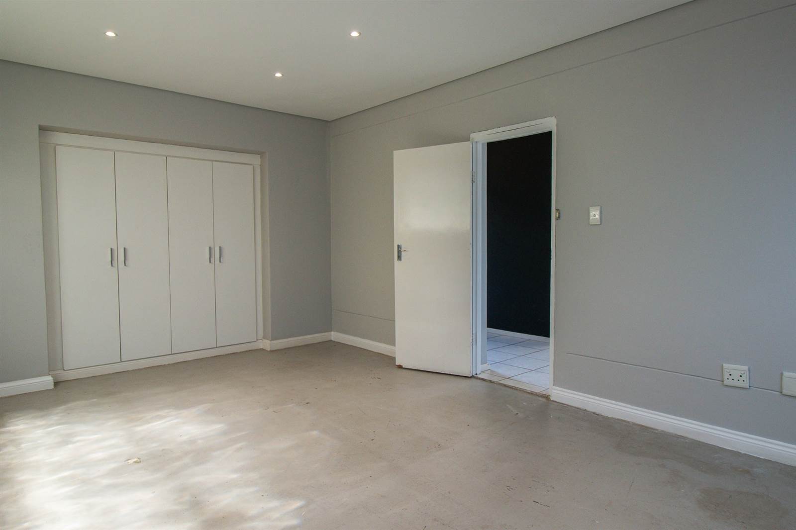 2 Bed Apartment in Greenside photo number 3