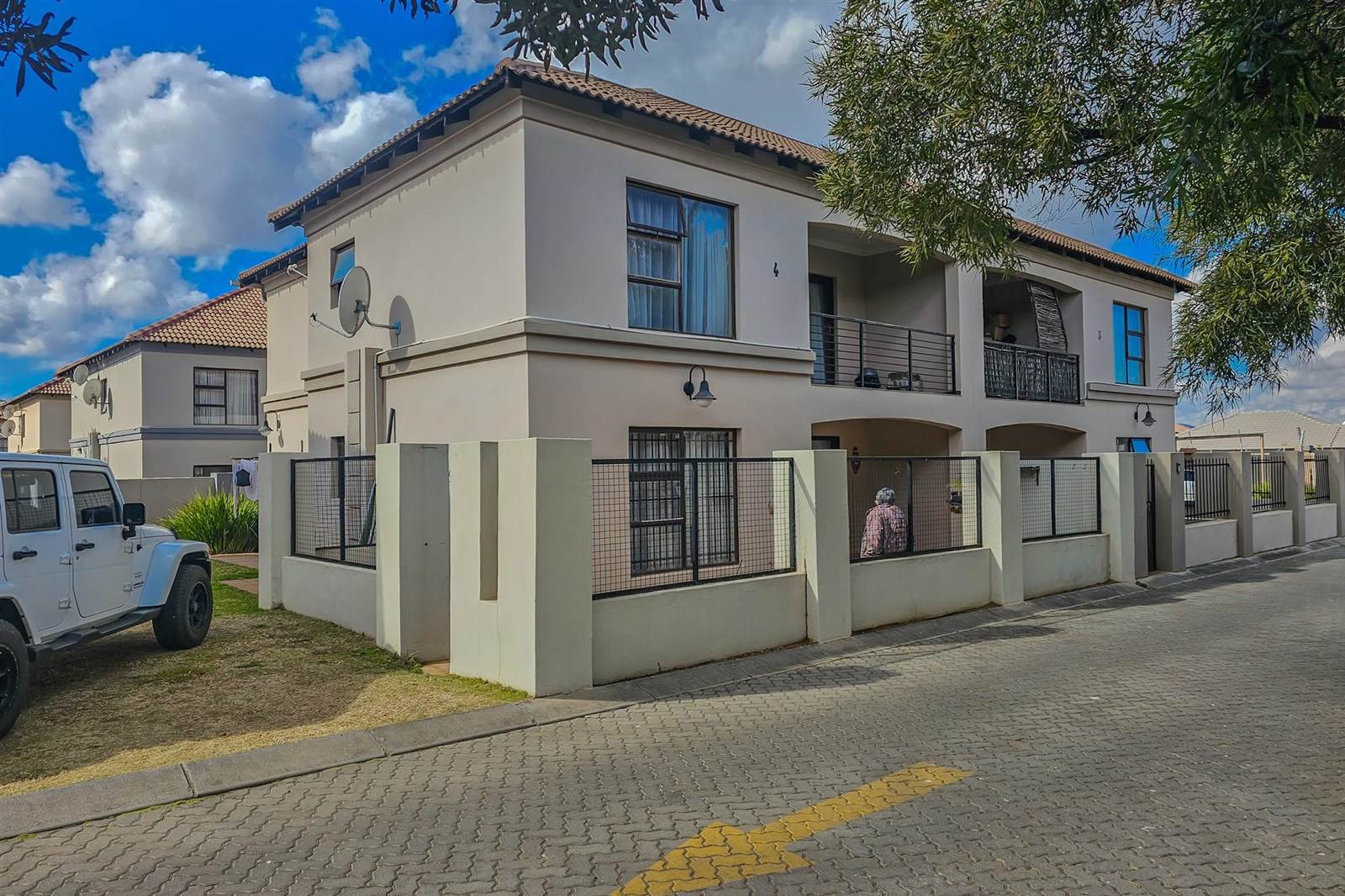 2 Bed Townhouse in Hartbeespoort Dam photo number 15