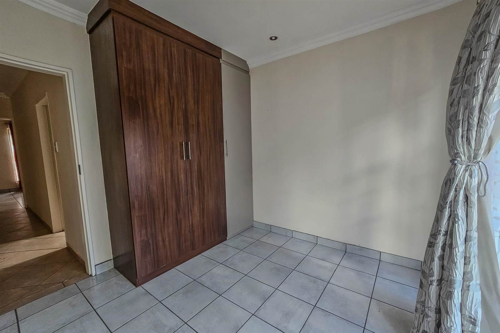 2 Bed Townhouse in Hartbeespoort Dam photo number 12