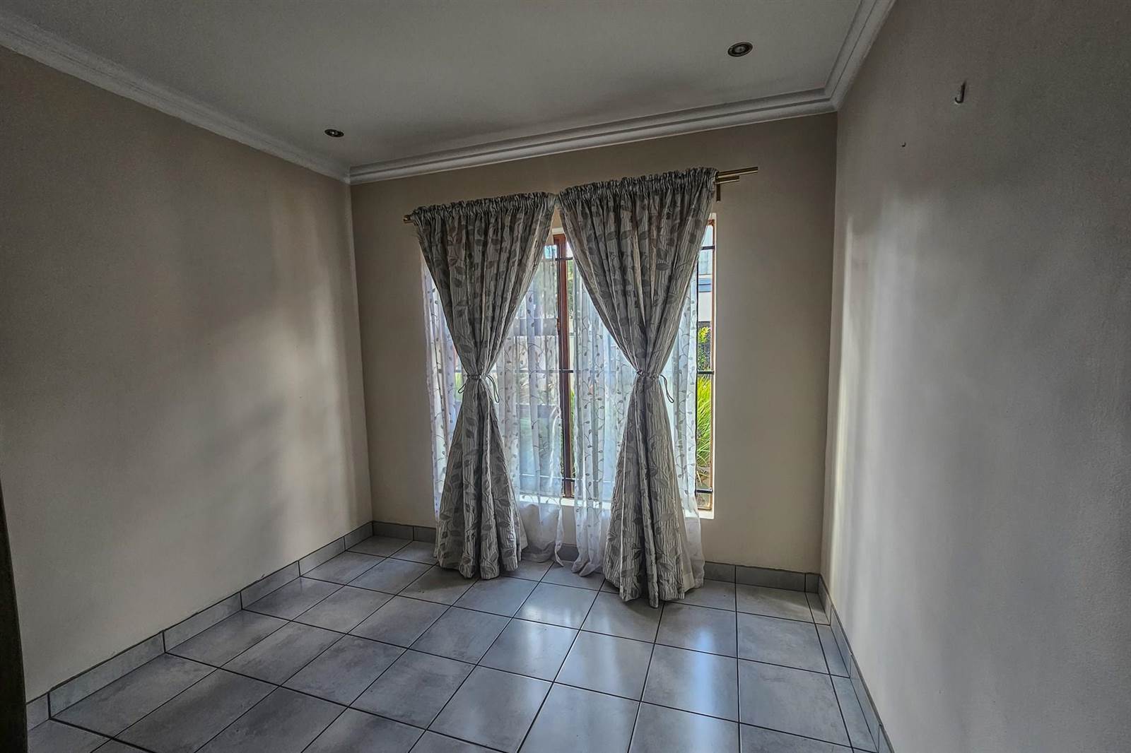 2 Bed Townhouse in Hartbeespoort Dam photo number 11