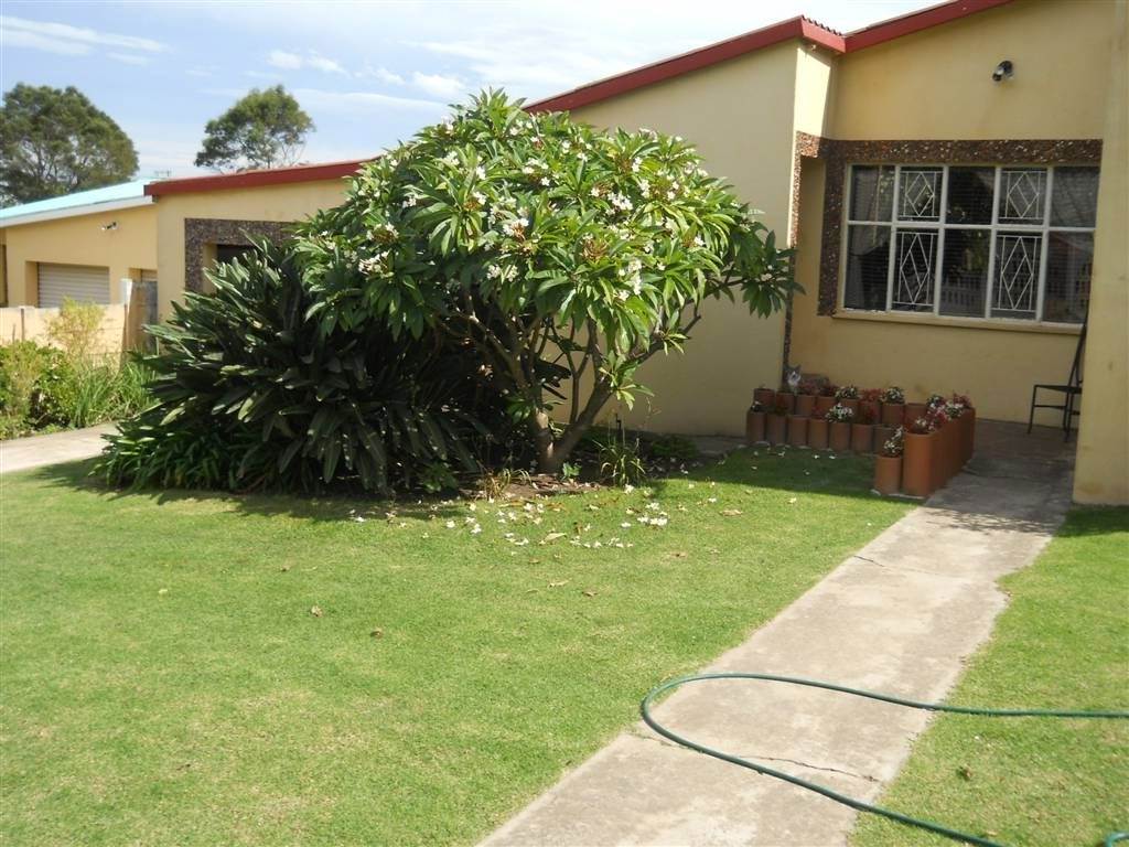 4 Bed House in Humansdorp photo number 2