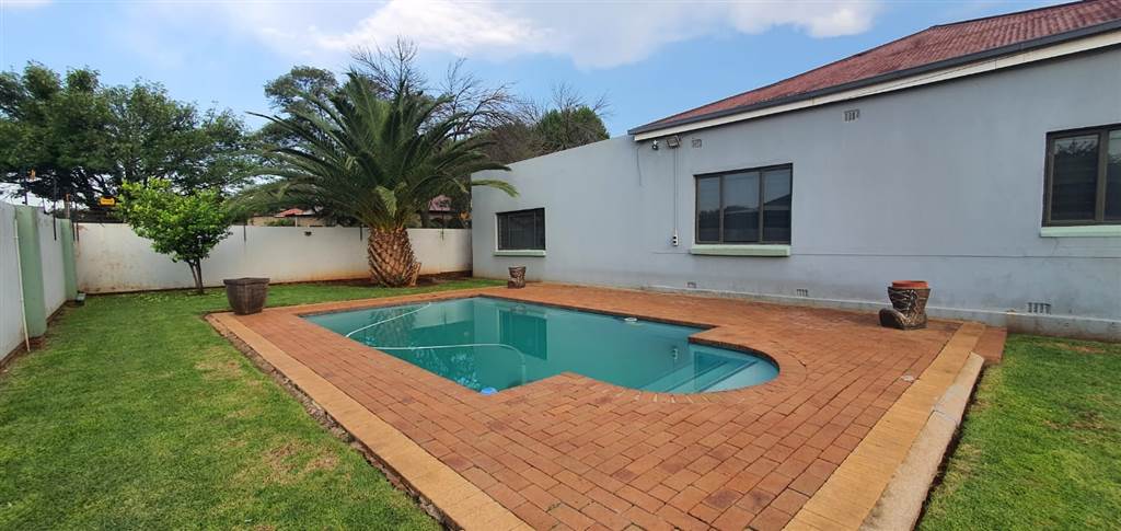 3 Bed House in Brakpan Central photo number 17