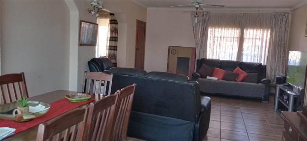 5 Bed House in Rensburg photo number 8