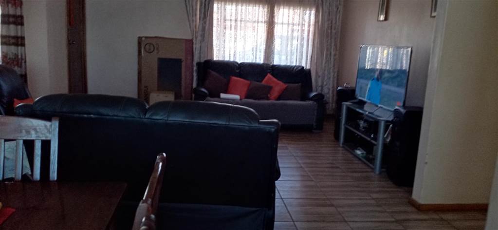 5 Bed House in Rensburg photo number 12